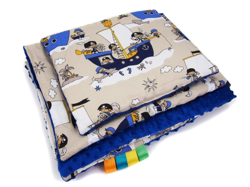 Kocyk 135 x 100 cm + podusia - Pirat beżowy / Minky chabrowy